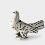 Pablo Picasso, Oiseau (Colombe), 7 janvier 1953 Lastre en terre cuite blanche, modelée, peinte à l'engobe 18 x 11 x 14 cm Collection particulière / Photo © Maurice Aeschimann © Succession Picasso 2016